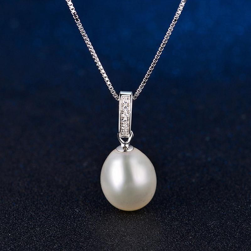 Vintage Style White Freshwater Pearl and Diamond Pendant Necklace (8-9mm)