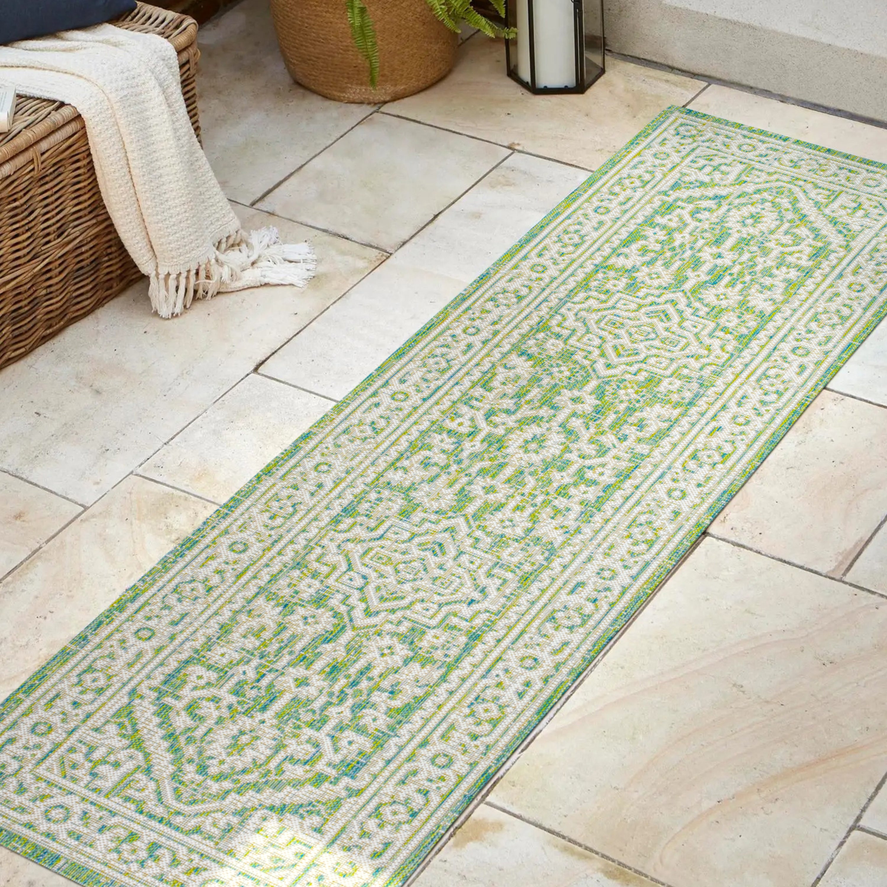 Sinjuri Medallion Textured Weave Indoor/Outdoor Runner Rug