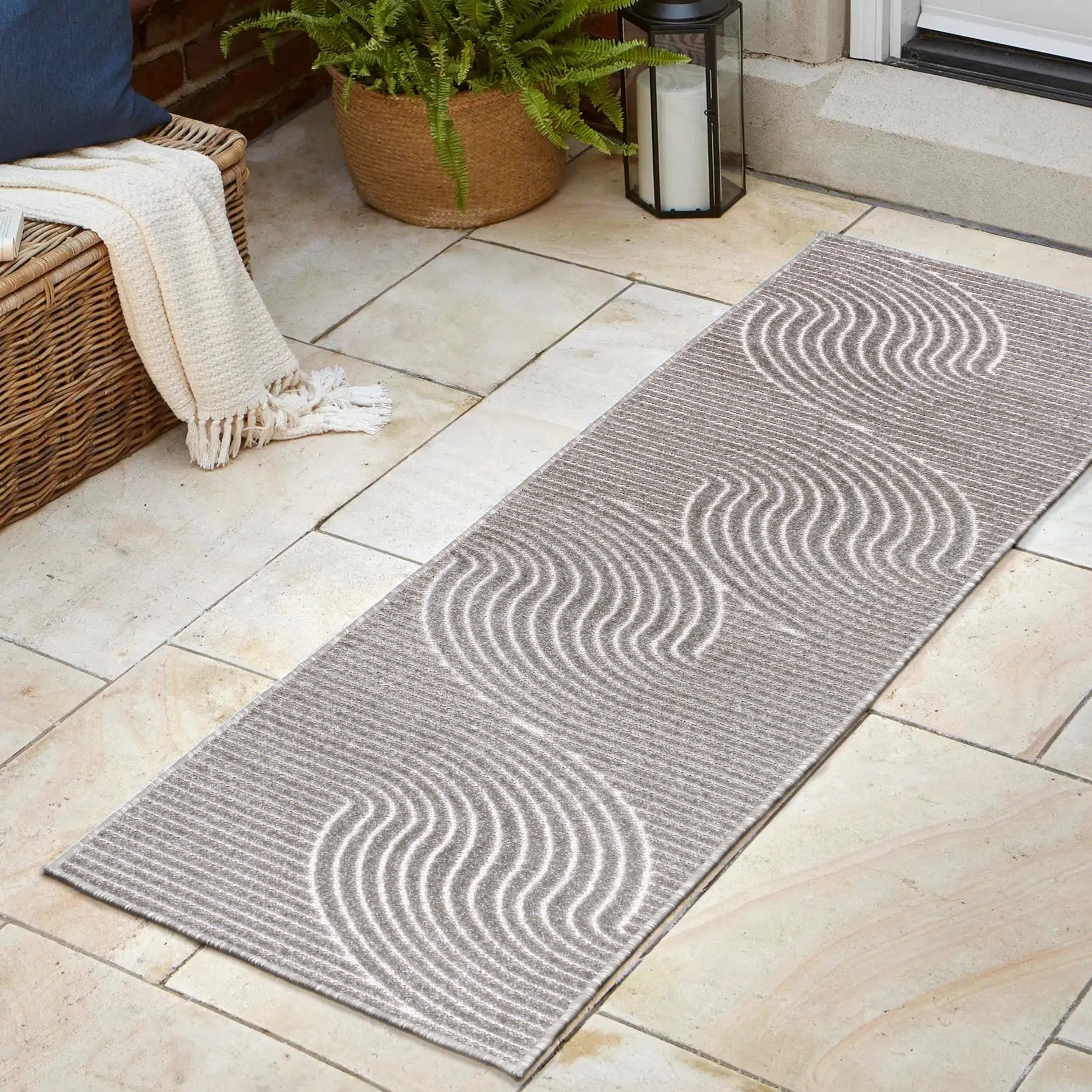 Duenas High-Low Shabby Damask Indoor/Outdoor Runner Rug