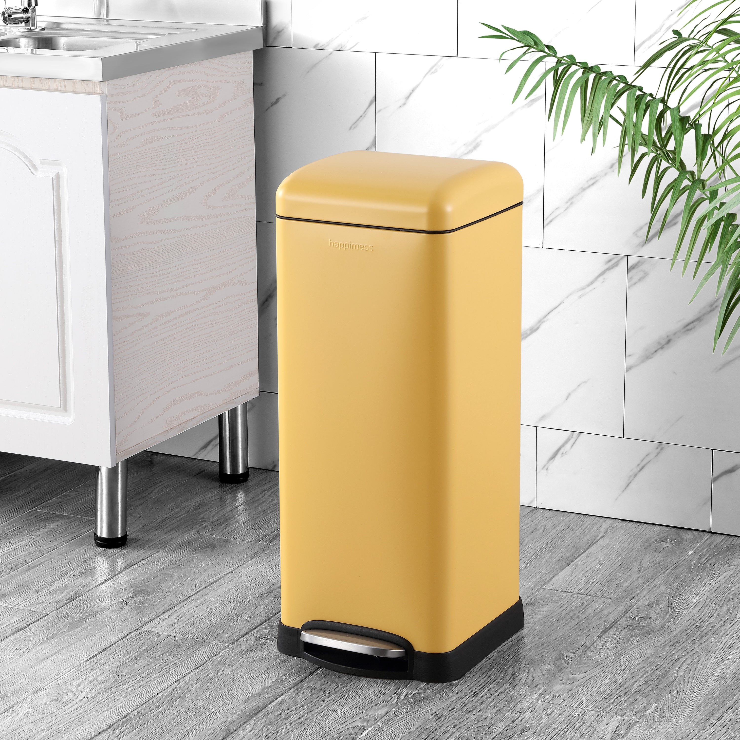 Betty Retro Step-Open Trash Can